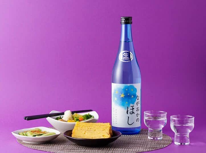 KURAND@日本酒飲み放題さんのインスタグラム写真 - (KURAND@日本酒飲み放題Instagram)「新潟県・長谷川酒造と共同開発した「ながおかのほし 特別純米酒」の生貯蔵酒をKURANDオンラインストアにて販売中です。﻿ ﻿ 「生貯蔵酒」とは、貯蔵前に行われる火入れをせずに、出荷するタイミングで一回のみ火入れを行うお酒のこと。生酒にとても近いお酒だといえます。（生酒は一度も火入れがされていないお酒のことをいいます。）﻿ ﻿ 「生」とつく日本酒の中では、品質管理が比較的しやすいことも特徴です。﻿ ﻿ 飲むときはよく冷やし、「生」の特徴を感じながら飲みたいですね。涼しげなグラスに、氷を浮かべて飲む楽しみ方がおすすめです。﻿ ﻿ この時期にぴったりな「ながおかのほし 特別純米酒」の生貯蔵酒、ぜひ、この機会にお買い求めくださいませ！﻿ ﻿ 「ながおかのほし」の購入・詳細ページには@kurand_infoのプロフィールから！﻿ ﻿﻿ #kurand #クランド #クランドサケマーケット #日本酒バー#日本酒bar #日本酒飲み放題 #日本酒好き #日本酒女子#sake #日本酒で乾杯 #日本酒専門店 #日本酒バル #日本酒部 #日本酒の会 #日本酒のお店 #日本酒居酒屋 #日本酒最高#今日の一杯 #ポン酒 #飲酒タグラム #ながおかのほし #長岡 #長谷川酒造」6月24日 19時58分 - kurand_info
