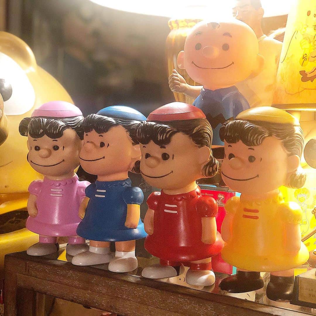大川知英のインスタグラム：「59's vintage Hungerhord Peanuts Lucy&Charlie🇺🇸 こんなのあれば可愛いのにと思いつきで プロにリペイントしたもらった ルーシーカルテットにチャーリーブラウン👨🏽‍✈️メディコムトイさんで発売したらいいのにね👮🏼‍♂️うぴー🚬 #hungerhord#peanuts#vintage #lucy#charliebrown #59s#リペイント#プロの技#カルテット#ルーシー可愛い #次はチャーリーカルテット #俺様チャーリーは青#amecajiboys #takatsubase」