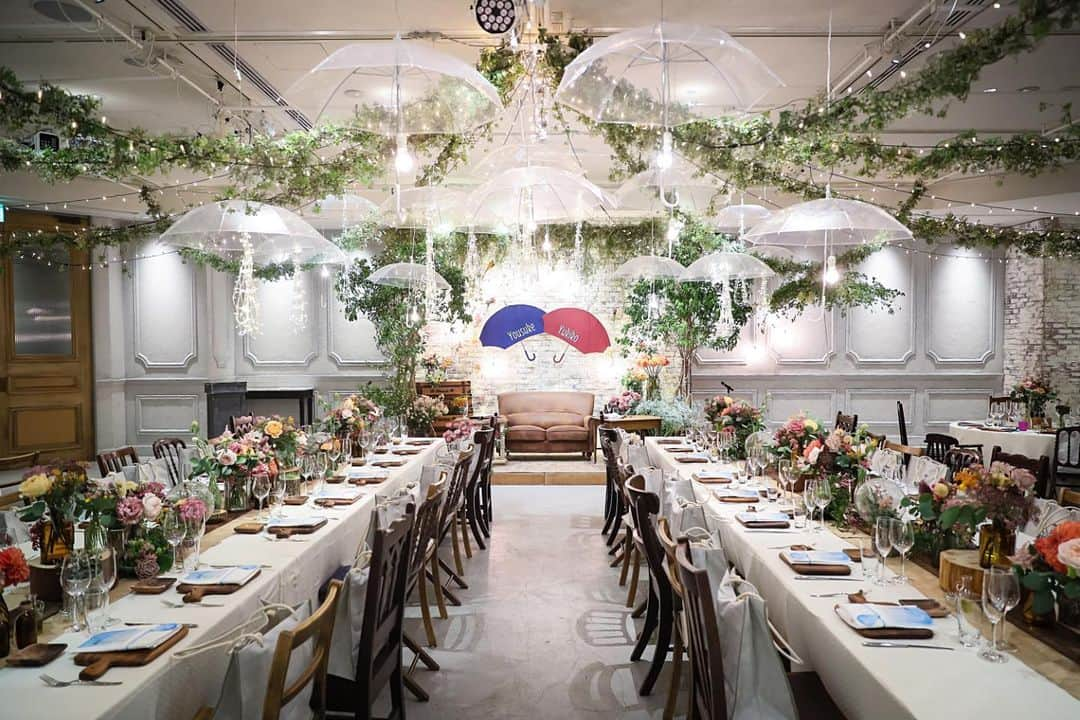 TAKE and GIVE NEEDS(T&G公式) さんのインスタグラム写真 - (TAKE and GIVE NEEDS(T&G公式) Instagram)「【#tablesetting】 ・ Rainy day wedding✨ 天井から吊るされた沢山の傘に、キラキラと光る電飾と明るい色味のフラワー。雨の降る6月に、明るい気持ちになれる、そんなパーティーコーディネートです✨🌱 ・ ・ 会場👉 #trunkbyshotogallery ・ 【#tg花嫁】 ↑タグ付けしてフォロー&投稿お願いします☺︎ . ・ #takeandgiveneeds #テイクアンドギヴニーズ #tg花嫁 #wedding  #ウェディング #結婚式 #結婚式場 #プレ花嫁 #卒花嫁 #卒花嫁レポ #guesttable #ゲストテーブル#フラワー #weddingparty #weddinginspiration #ゲストテーブル装飾 #結婚式装飾 #結婚式装花 #丸テーブル#大人#rainy #rain #unbrella #傘 #流しテーブル  #テーブルコーデ」6月24日 20時05分 - takeandgiveneeds_official