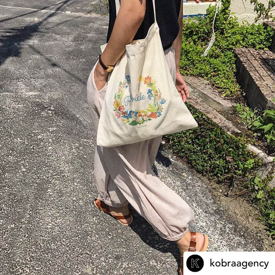 ムーミンさんのインスタグラム写真 - (ムーミンInstagram)「Happy Helsinki Pride Week! 💜For this year’s event @kobraagency designed a wonderful limited edition tote bag based on Tove Jansson’s beautiful illustration to celebrate freedom. 🥰 You still have a chance to win the bag by replying 🌈 or #pride at the comment field TODAY! 👇  Read more about queer themes in Tove Jansson’s life and art at moom.in/2019 (link in bio) ⠀⠀⠀⠀⠀⠀⠀⠀⠀⠀⠀⠀ The bags are for sale in Helsinki during the Pride Week (24.-30.6.). You can get your own from the Pride pop-up shop at the 1st floor at Stockman or from the Pride House at the Finnish National Museum. All profits from the bags go towards the Helsinki Pride youth and community work. 💙💚💛💜🧡 ⠀⠀⠀⠀⠀⠀⠀⠀⠀⠀⠀⠀ #moomin #moominofficial #pride2019 #pridehelsinki #arvonta #tävling #competition #helsinkipride #helsinkiprideyhteisö #workingwithpride #helsinkipridehouse2019 moom.in/terms-moomin」6月24日 20時08分 - moominofficial