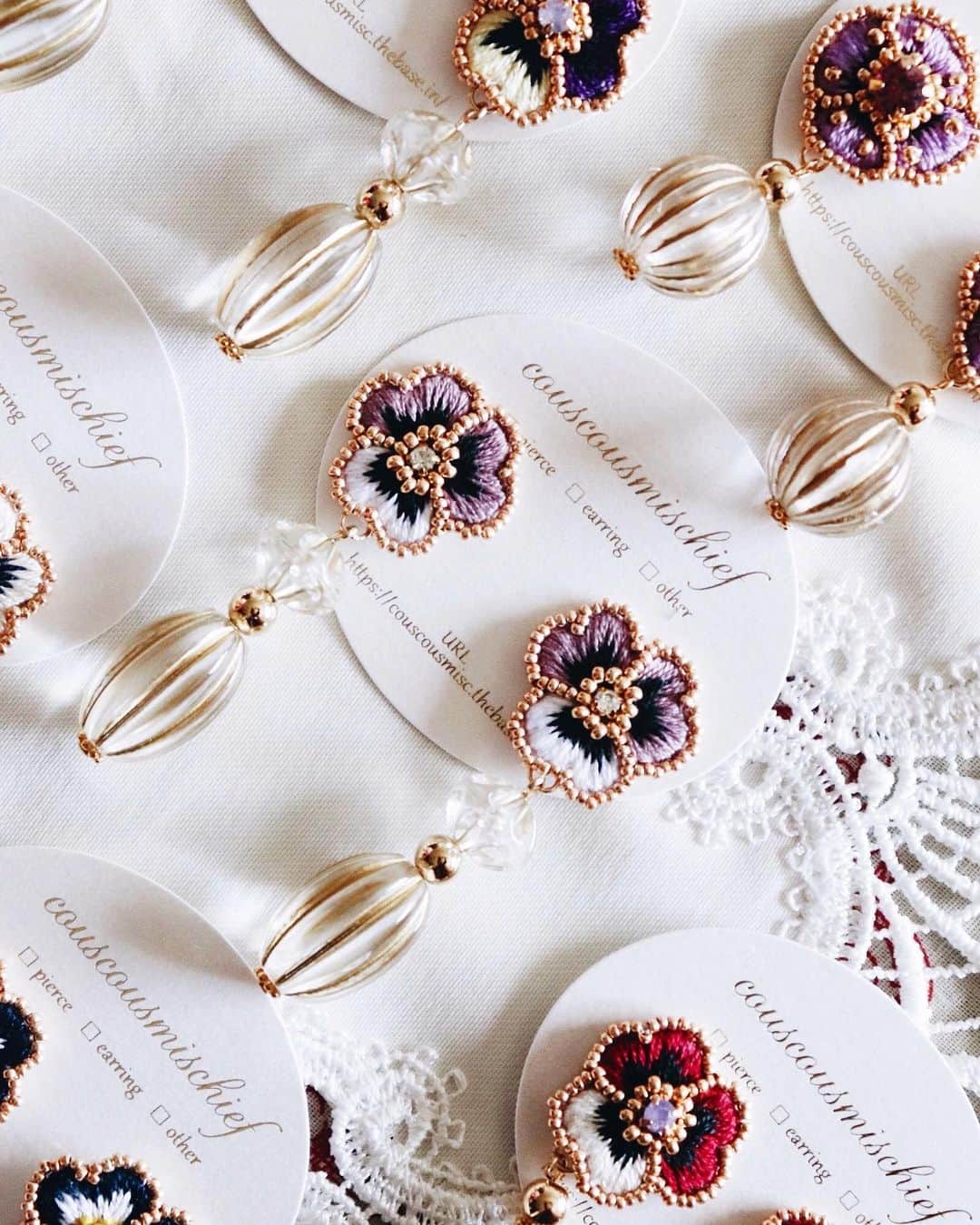 handmade shopのインスタグラム：「人気のパンジーデザイン﻿ ﻿ 7月のonline shop販売会でも﻿ 販売いたします😊🌼﻿﻿﻿ ﻿﻿﻿﻿﻿ ﻿﻿﻿﻿﻿ 🌱online shop販売会 7月予定﻿﻿﻿﻿﻿ 🌱7/20.21 creema hmj (ビッグサイト)﻿﻿﻿﻿﻿ ﻿﻿﻿﻿﻿ ﻿﻿﻿﻿﻿ ﻿﻿﻿﻿﻿ #クスクスミスチーフ#花」