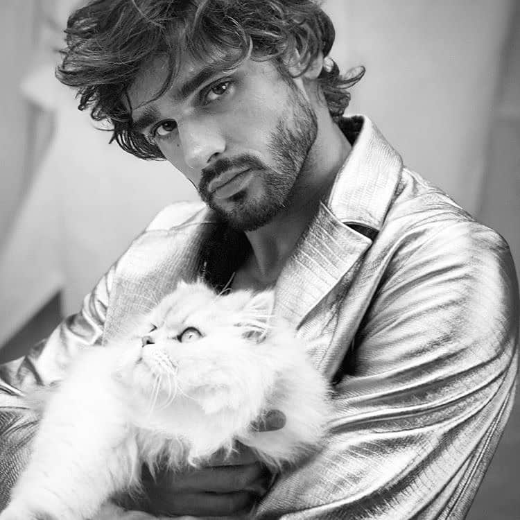 マーロン・テシェイラのインスタグラム：「—- “Making Friends.” ✨🐱✨ “Amigo gato.” @frisson.cat 🌟😺🍒 —- 🎩...Peace&Light...♻️—- #CatFriend #CatOnTheSet #GoodVibesOnly」
