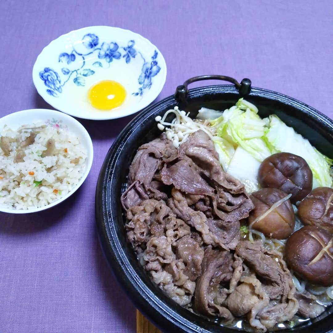 早川愛さんのインスタグラム写真 - (早川愛Instagram)「cooking...♡♡♡ 夜ご飯♡♡♡ 奇跡のブランド肉シュガーミートですき焼きをつくったよ♡♡♡ ・  あとは 鶏ごぼうごはんとデザートに苺チョコアイス♡♡♡ ・  冷凍食品とは思えないくらいおいしかった...♡♡♡ ・  実はこれぜ～んぶシュガーレディなの♡♡♡ @sugarlady_official  でお取り寄せしたから 時間のない忙しいときもササッと作れておいしくて本当にオススメ♡♡♡ ・  シュガーミートは 遺伝子組換え穀物不使用で 安全な飼育プログラムを徹底して生産されていて 化学的合成添加物不使用だから安心安全だよね♡♡♡ ・  他にも色々美味しそうなものがたくさんあるのでカタログを見て何を頼むか考えてわくわくしてます♡♡♡ ・  #ネギとお豆腐をせっかく買ったのに入れ忘れてました笑 #そんなに好きじゃないから忘れてました笑  #奇跡のブランド肉 #シュガーミート #シュガービーフ #シュガーレディ  #sugarlady  #安心安全 #冷凍食品 #お取り寄せ  #料理 #cooking #PR」6月24日 20時13分 - megumegu_1006