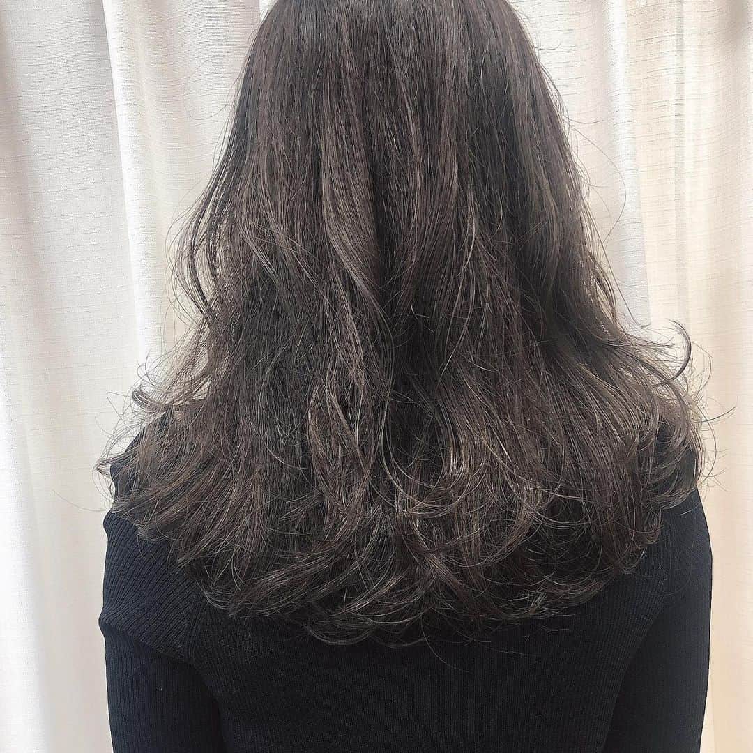 飛田彩さんのインスタグラム写真 - (飛田彩Instagram)「すぺしゃるハイライト×ネイビーグレージュ💗  くすみすぎないネイビーグレージュも可愛い💕  カットはデザインカットしています🐩🐩 #初カラー#ハイライト#ラインボブ#ブルーグレージュ#グレージュ#ラベンダー#ラベンダーグレーアッシュ #小顔ショート#骨格カット#set#社会人#ラベンダーグレージュ#オリーブグレージュ#オリーブ#アプリコット#オレンジ#ミルクティーグレージュ#令和#インナーカラー#黒髪派#ショート#マッシュショート#ネイビーグレージュ#ネイビー」6月24日 20時16分 - tobiayatobi