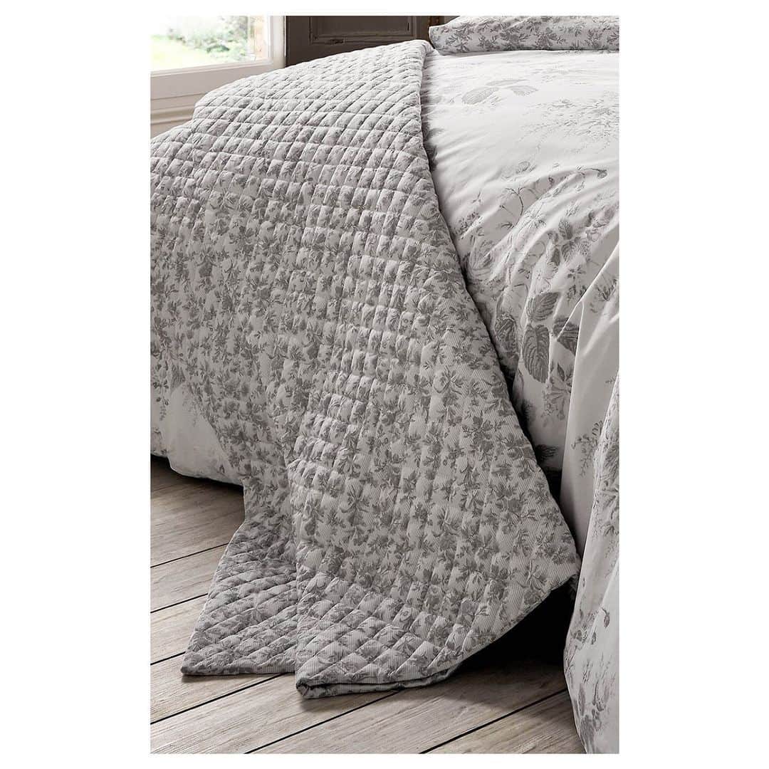 キャベジズ&ローゼズのインスタグラム：「Add a splash of stately elegance to your bedroom with the Emma Quilt in Darcy Grey 💖 Tap to shop this vintage-inspired design featuring very pretty diamond quilting 💎Measuring 200x200cm, this throw can easily mesh with any size bed #taptoshop #bedding #roomdecor #bedroomstyle #interiorstyling #bedroomdesigns #bedroomgoals😍 #vintageinspired #beddecor #cabbagesandroses #cabbagesandroseslifestyle @christina_strutt @cabbagesandroses_shop 👆Link In Bio👆」