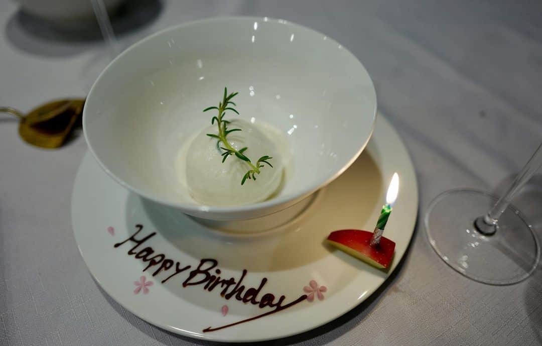 吉田拓巳さんのインスタグラム写真 - (吉田拓巳Instagram)「福岡市内から一時間の八女にある噂のレストラン。全てが美しく、美味しくて素晴らしかったです！八女茶といい、最近八女が面白い！ そしてちゃっかり早めの誕生日もお祝いしてもらいました！ @chimomat さんいつもありがとうございます！」6月24日 20時25分 - tkmivj