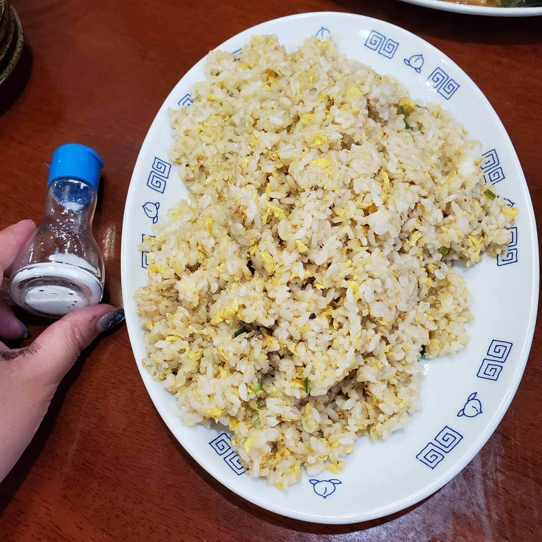 八つ橋てまりさんのインスタグラム写真 - (八つ橋てまりInstagram)「ボリュームおばけ♡  塩ラーメン美味しかった♡ チャーシューは、隠れてて、サプライズ♡ チャーハンも、このボリュームで580円✨  食べれないと、持ち帰り出来る😌  いろんなのに挑戦しよう‼️ #フードファイター #てまり #中華 #チャーハン #かたやきそば #塩ラーメン #炎神 #お腹すいた」6月25日 7時22分 - temari.odebu