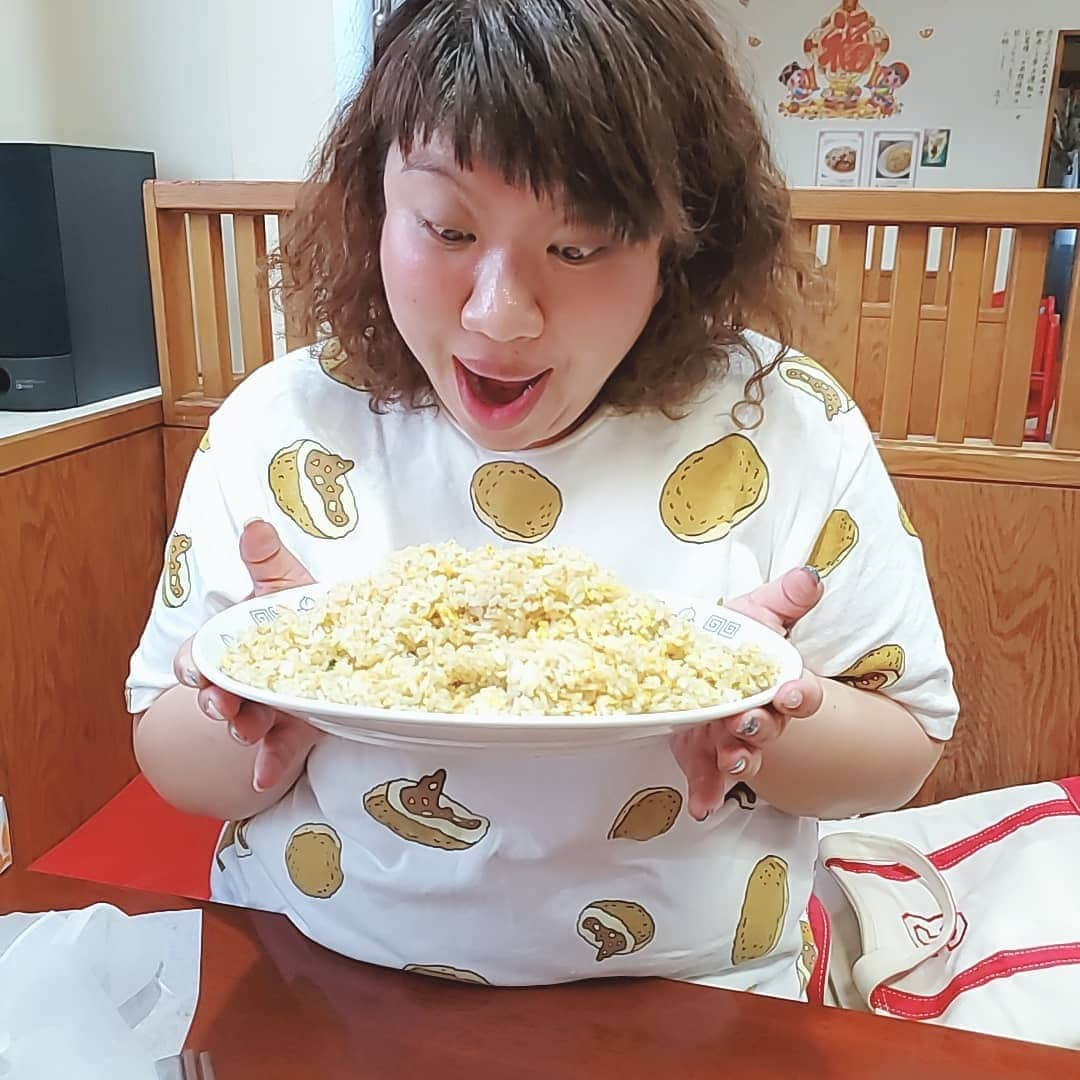 八つ橋てまりさんのインスタグラム写真 - (八つ橋てまりInstagram)「ボリュームおばけ♡  塩ラーメン美味しかった♡ チャーシューは、隠れてて、サプライズ♡ チャーハンも、このボリュームで580円✨  食べれないと、持ち帰り出来る😌  いろんなのに挑戦しよう‼️ #フードファイター #てまり #中華 #チャーハン #かたやきそば #塩ラーメン #炎神 #お腹すいた」6月25日 7時22分 - temari.odebu