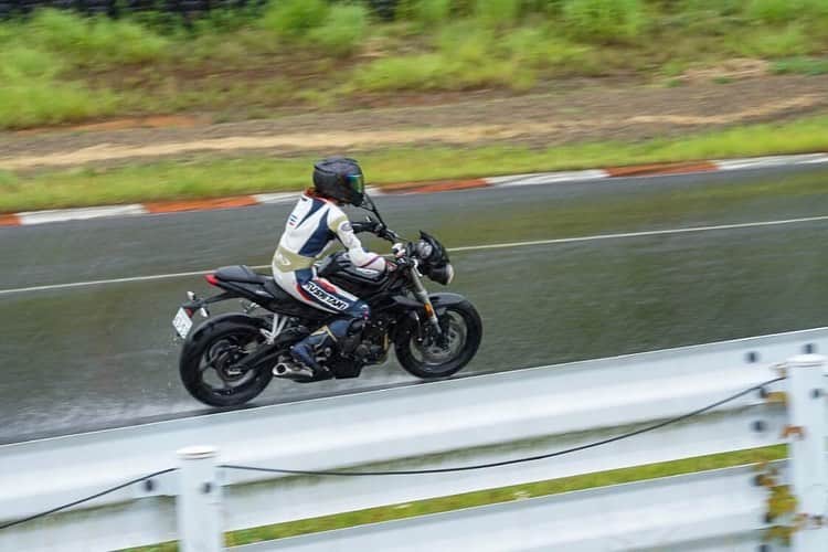 CAMIRAさんのインスタグラム写真 - (CAMIRAInstagram)「ステキなバイク女子と講師の戸田さん🤩🤩 今から道志〜富士山周辺へ行ってきます🏍❤️ #クシタニ#kushitani#サーキット#袖ヶ浦フォレストレースウェイ#マル耐#トライアンフ#バイク女子#バイク#バイクのある風景#バイクのある生活#女子ツーリング#バイクが好きだ#バイク好きな人と繋がりたい#タイガー800#オフロードバイク#ガールズバイカー#バイクウェア#ストリートトリプル#tiger800#bike#bikegirl#motocycle#bikelife#streettriple#motorcycle#motorcycle_moment#motorcyclegirl#bike_japan#adventurebike#adventurerider」6月25日 7時20分 - camila.528