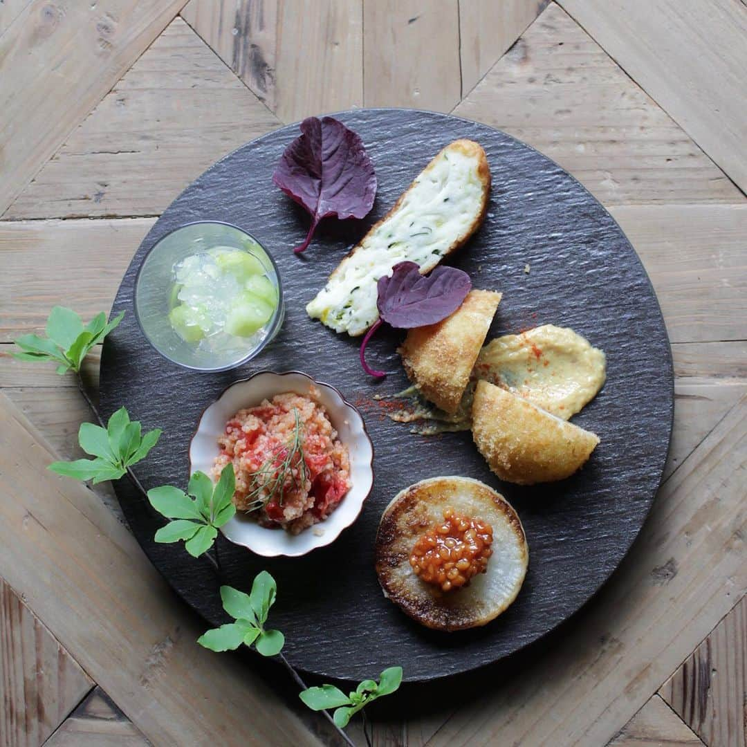 手紙社さんのインスタグラム写真 - (手紙社Instagram)「【農園の手紙舎】 農家の定食。季節野菜の盛り合わせからスタートします。鈴木農園さんのお野菜を使ったメニューにて皆さまのお越しをお待ちしております。 ※農園の手紙舎は完全予約制  ご予約、詳細は▶︎プロフィールのページのリンク「手紙社公式サイト」、店舗案内「農園の手紙舎」へ  #手紙社 #手紙舎 #鈴木農園 #アンリロ #農園の手紙舎 #立川」6月25日 5時55分 - tegamisha