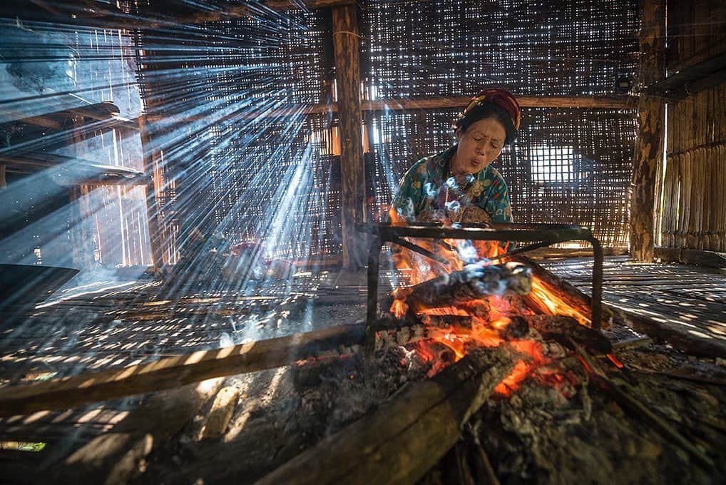 National Geographic Creativeさんのインスタグラム写真 - (National Geographic CreativeInstagram)「Photo by @renan_ozturk | A local woman in the village of Dazumdom, Myanmar blows on a fire to ignite flames. #Myanmar #Village」6月25日 5時49分 - natgeointhefield