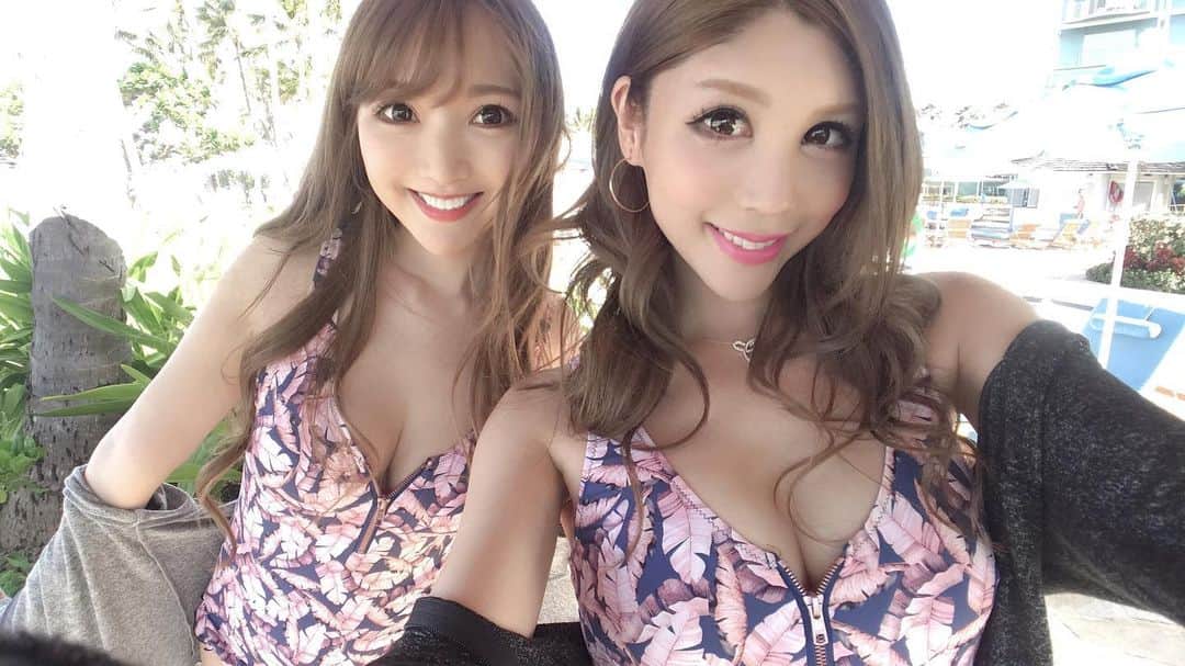 のインスタグラム：「twins code🥰🌴🥰🌴 お揃いの水着にして テンション上がった🧡 . . #twins #twinscode #双子コーデ #水着コーデ #水着ガール #kahalahotel #kahalabeach #hawaii #hawaii🌴 #🍍」