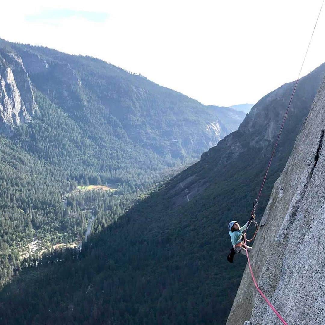 Nia Sioux Frazierさんのインスタグラム写真 - (Nia Sioux FrazierInstagram)「This week’s #RoleModelMonday is the youngest documented person to climb Yosemite National Park’s El Capitan, Selah Schneiter. After a 5-day hike with her dad, this 10-year-old hiked up 3,000 feet! Being the site where her mom and dad fell in love, Selah’s father was excited to have completed the journey with his daughter. “I just can’t believe I did that,” said Selah as she cried her first happy tears. With this huge accomplishment behind her Selah has words of encouragement for anyone facing something difficult. “If you have a big goal, it’s really hard to attack it all at once. You have to do it piece by piece. Take that big goal and make it into a bunch of small goals.” Going on to say “Just remember, you look up more than you look down.” After finishing the climb, Selah celebrated by getting a slice of pizza with her dad. Congrats on this huge accomplishment!」6月25日 5時59分 - niasioux