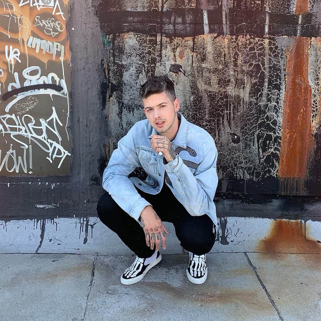 T・ミルズのインスタグラム：「Bet you can’t guess why I’ve been traveling to diff states every week! Tag 2 friends, and make your best guess for a chance to win ADHD merch 👇」
