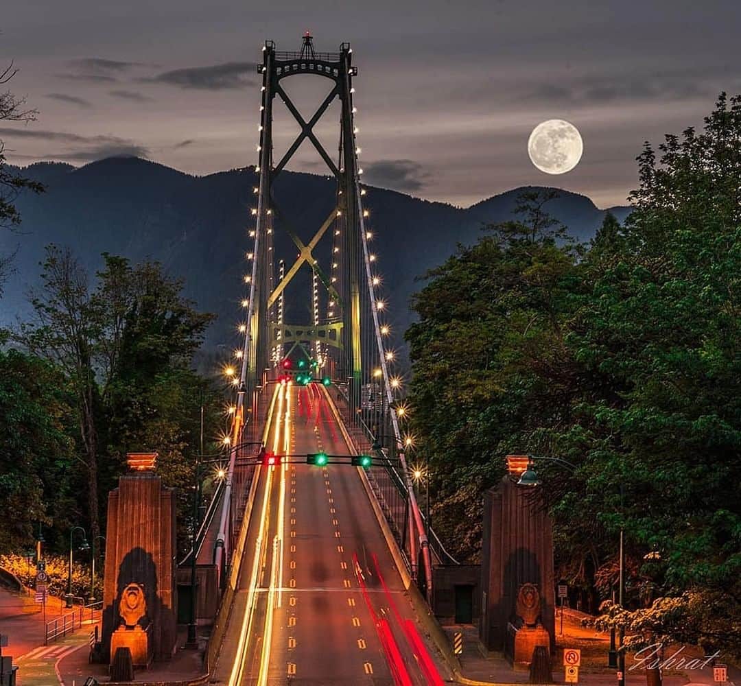 バンクーバー観光局- Tourism Vancouverさんのインスタグラム写真 - (バンクーバー観光局- Tourism VancouverInstagram)「ダウンタウンとノースバンクーバーを結んでいるライオンズゲートブリッジはバンクーバーのシンボルの一つで、フォトスポットとしても人気です。﻿ 📷 : @ishi.insta(Instagram)﻿ .﻿ .﻿ .﻿ #カナダ #バンクーバー #Vancouver #旅 #旅行 #女子旅 #旅好き #一人旅 #海外旅行 #トラベル #旅女子 #旅行好きな人と繋がりたい #旅好きな人と繋がりたい #旅行好き #旅行大好き #旅行行きたい #旅に出たい #海外 #旅の記録 #旅の思い出 #旅行記 #旅したくなるフォト #マイトリップ #マイトリ #retrip_global #風景 #世界一周 #ダレカニミセタイケシキ #ライオンズゲートブリッジ #橋﻿」6月25日 6時00分 - vancouvertabi