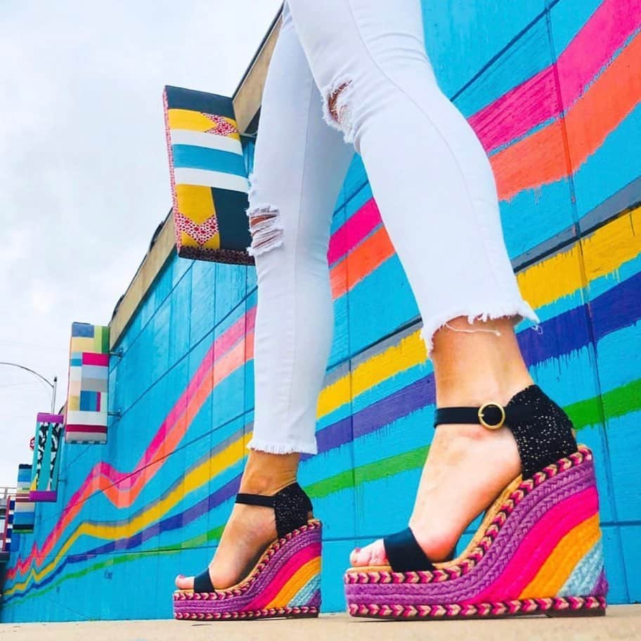 SOPHIA WEBSTERさんのインスタグラム写真 - (SOPHIA WEBSTERInstagram)「Brighten up your stormy day with 50% off selected lines! 🌈 📸 @scinatx providing the rainbows... Follow the link in bio! #SophiaWebster #Sale」6月25日 6時00分 - sophiawebster