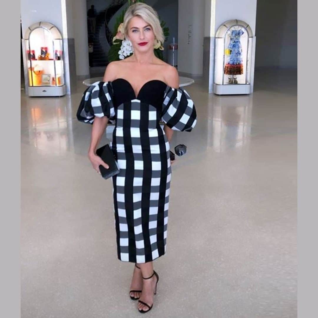 サムエデルマンのインスタグラム：「@juleshough wearing our Ariella Sandal in Black Suede in Cannes, styled by @anitapatrickson」