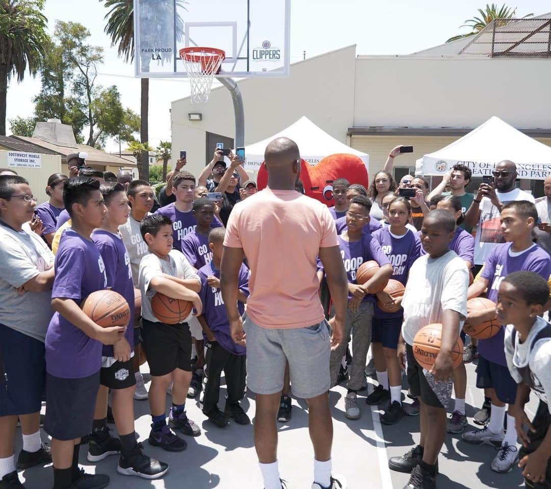 クリス・ポールさんのインスタグラム写真 - (クリス・ポールInstagram)「Maaan what a movement @gohoopday has become!!! The game has always meant so much to myself and my family, so THANK YOU to everyone involved at all levels... players, coaches, partners, fans, community organizers, volunteers, everyone!!! If you picked up a ball and hooped yesterday, we see you and we love you!! #TheGameLovesYou 📸: @mistadubb」6月25日 6時02分 - cp3