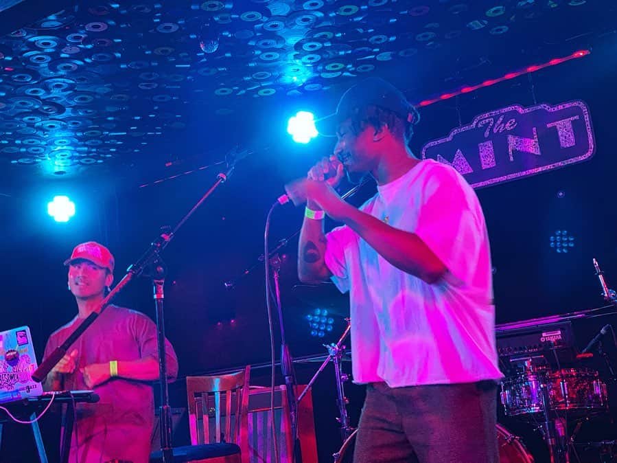 ショーン・エバリストのインスタグラム：「Just wanting to shed more light and send some love to the yung plantain, he’s making waves bro. @jordanalexward 🍌 “Valley Hopefuls” really says enough. Honestly, it’s the first time I feel like a story from the dance world of Noho is being put on “wax.” An album from someone that speaks an honest experience of living this type of creative lifestyle within movement. Take a listen man, it’s definitely a vibe🌊 Big love to @ru_areyou and @awesomeawesomeshxt making moves 🙏🏽」