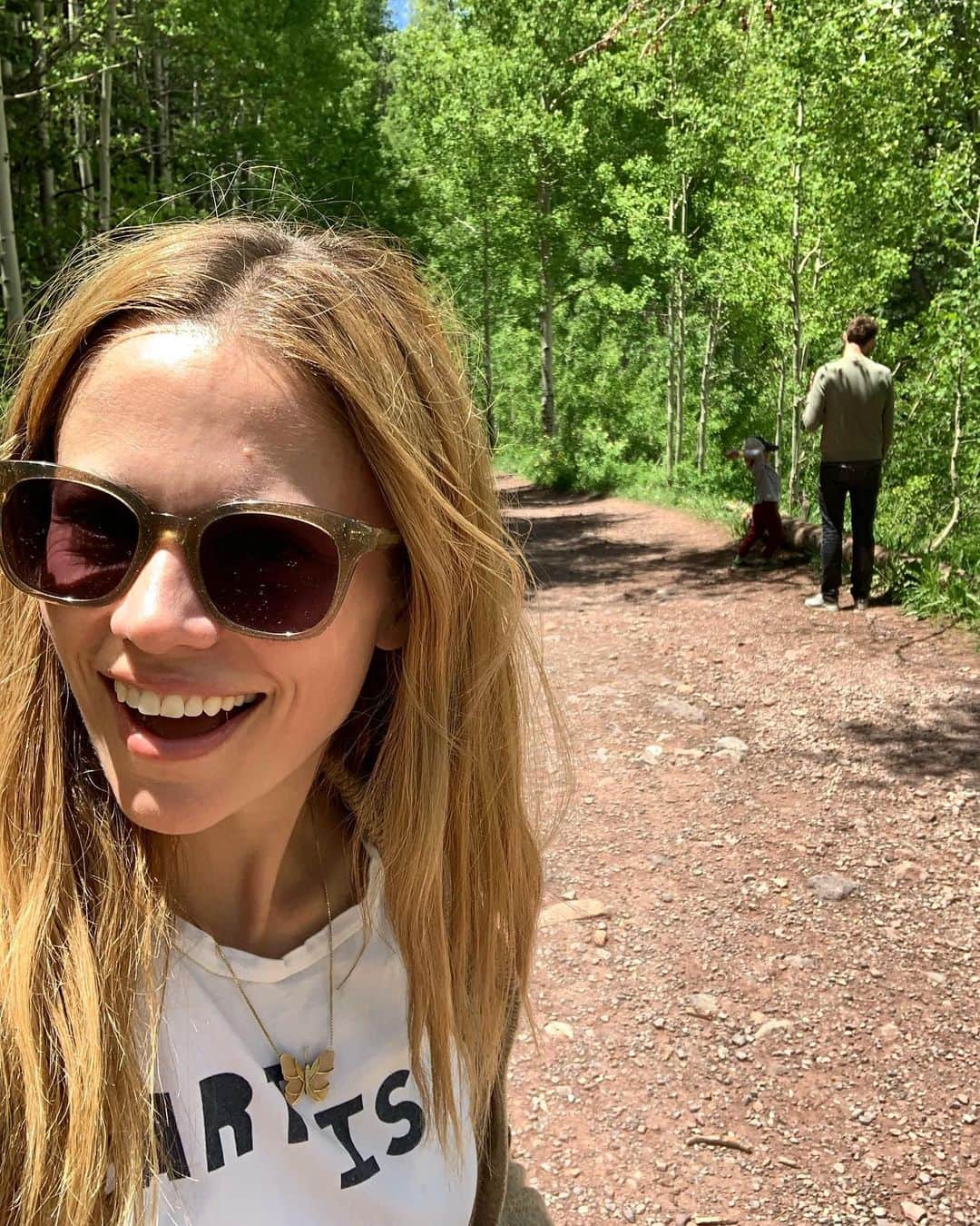 クレア・コフィーのインスタグラム：「tryin’ to find the perfect place for a nature poop in telluride, colorado! #travelingwithkids」