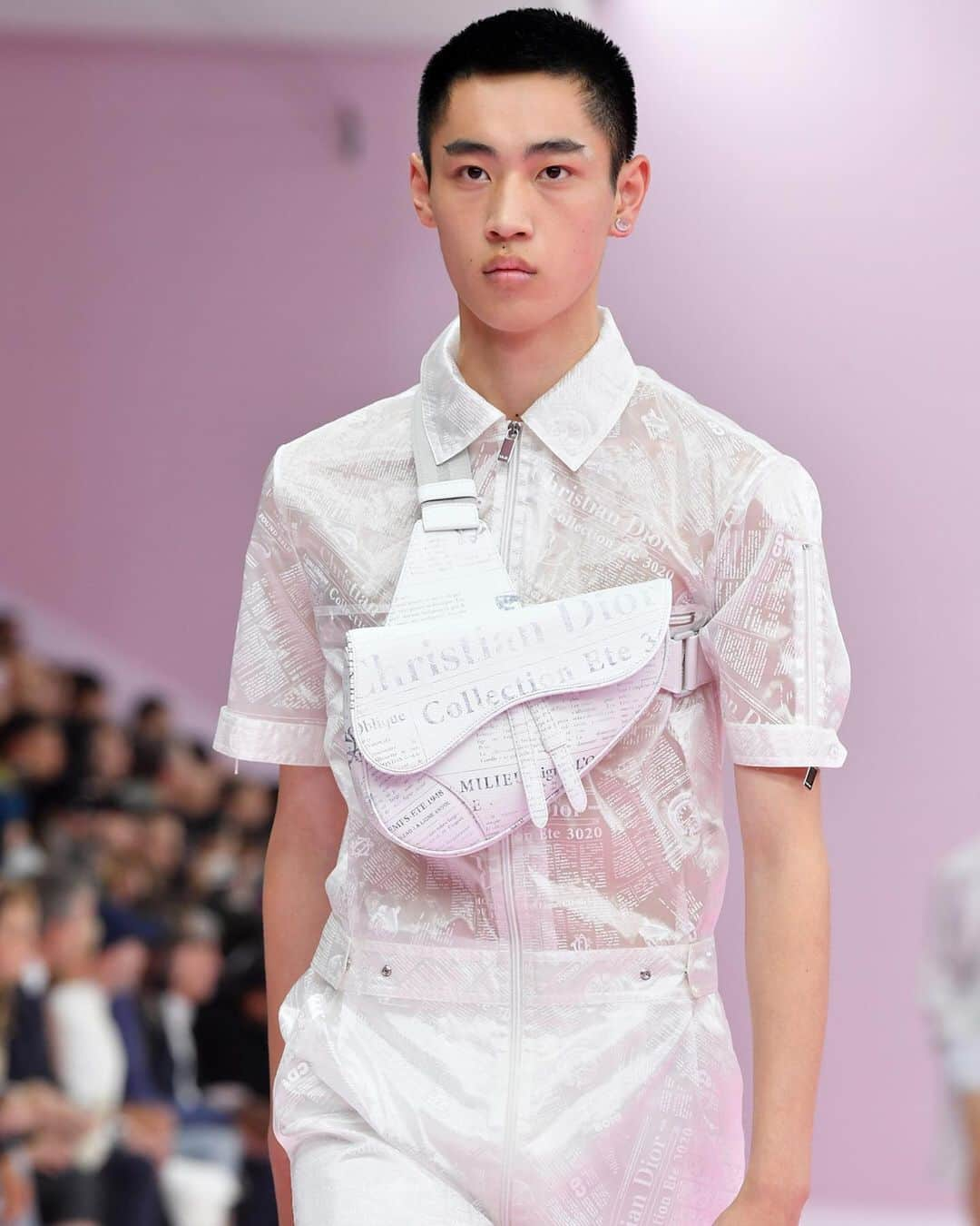 Fashion Weekさんのインスタグラム写真 - (Fashion WeekInstagram)「Future foward. @dior men's collection paid homage to the history of #Dior while looking to the future. 👈 See more from the collection. Photo by @gettyimages.」6月25日 6時19分 - fashionweek