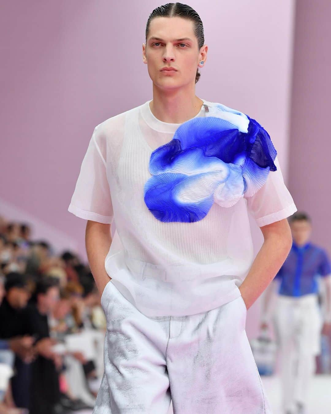 Fashion Weekさんのインスタグラム写真 - (Fashion WeekInstagram)「Future foward. @dior men's collection paid homage to the history of #Dior while looking to the future. 👈 See more from the collection. Photo by @gettyimages.」6月25日 6時19分 - fashionweek