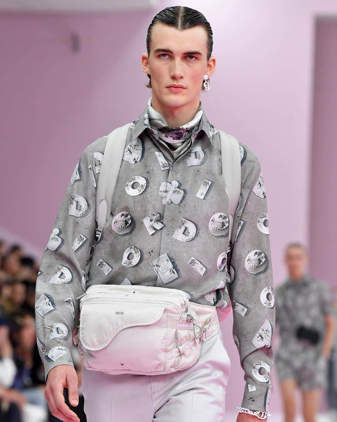 Fashion Weekさんのインスタグラム写真 - (Fashion WeekInstagram)「Future foward. @dior men's collection paid homage to the history of #Dior while looking to the future. 👈 See more from the collection. Photo by @gettyimages.」6月25日 6時19分 - fashionweek