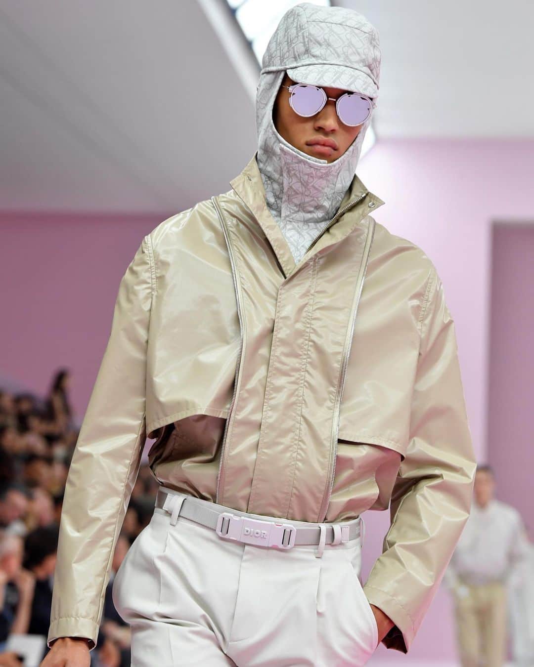 Fashion Weekのインスタグラム：「Future foward. @dior men's collection paid homage to the history of #Dior while looking to the future. 👈 See more from the collection. Photo by @gettyimages.」