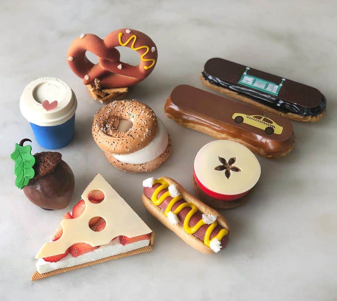 DOMINIQUE ANSEL BAKERYさんのインスタグラム写真 - (DOMINIQUE ANSEL BAKERYInstagram)「This year marks my 15th year in NYC, so I wanted to celebrate with an entire new collection of pastries inspired by all the things we love about the city. So from July 4th through Labor Day, we’re completely transforming the pastry case in Soho into this - our New York Collection. There’s a Bodega Coffee Cup Tiramisu inspired by those blue bodega coffee cups at every corner, an “Everything Bagel & Schmear” Pavlova filled with cream cheese mousse and cherry jam, a Haute Dog made of raspberry mousse and lady finger “buns”, a New York Slice of pizza that’s actually a strawberry tart, and more. The Pretzel we first brought to Paris will be making its Big Apple debut too. Can’t wait for this. 🍎🥨🌭🍕🗽🥯🚕 #DominiqueAnselBakery #Soho #NYC」6月25日 6時23分 - dominiqueansel