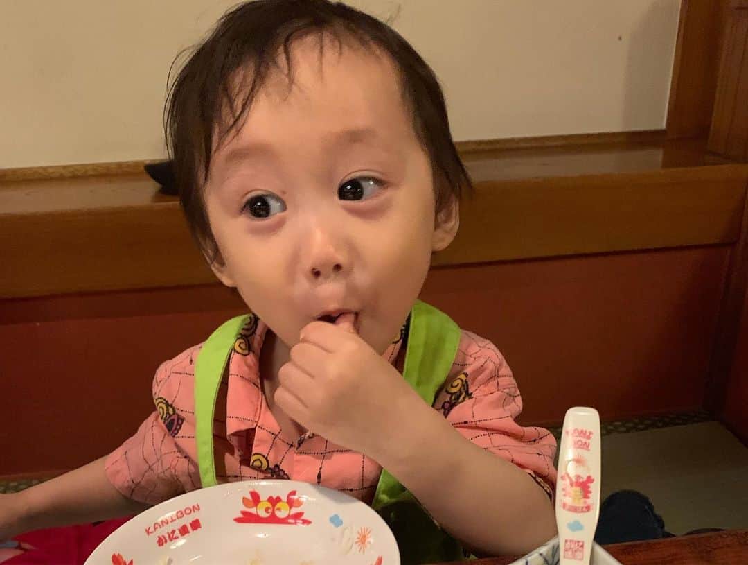 下田美咲さんのインスタグラム写真 - (下田美咲Instagram)「食べられるものやできることが増えてきて、家族の一員感がどんどん増してきて楽しい。  #1歳9ヶ月  #親子」6月25日 6時35分 - shimodamisaki815