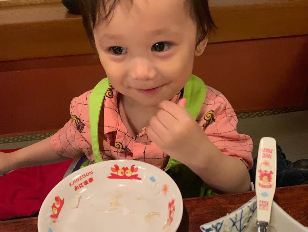 下田美咲さんのインスタグラム写真 - (下田美咲Instagram)「食べられるものやできることが増えてきて、家族の一員感がどんどん増してきて楽しい。  #1歳9ヶ月  #親子」6月25日 6時35分 - shimodamisaki815