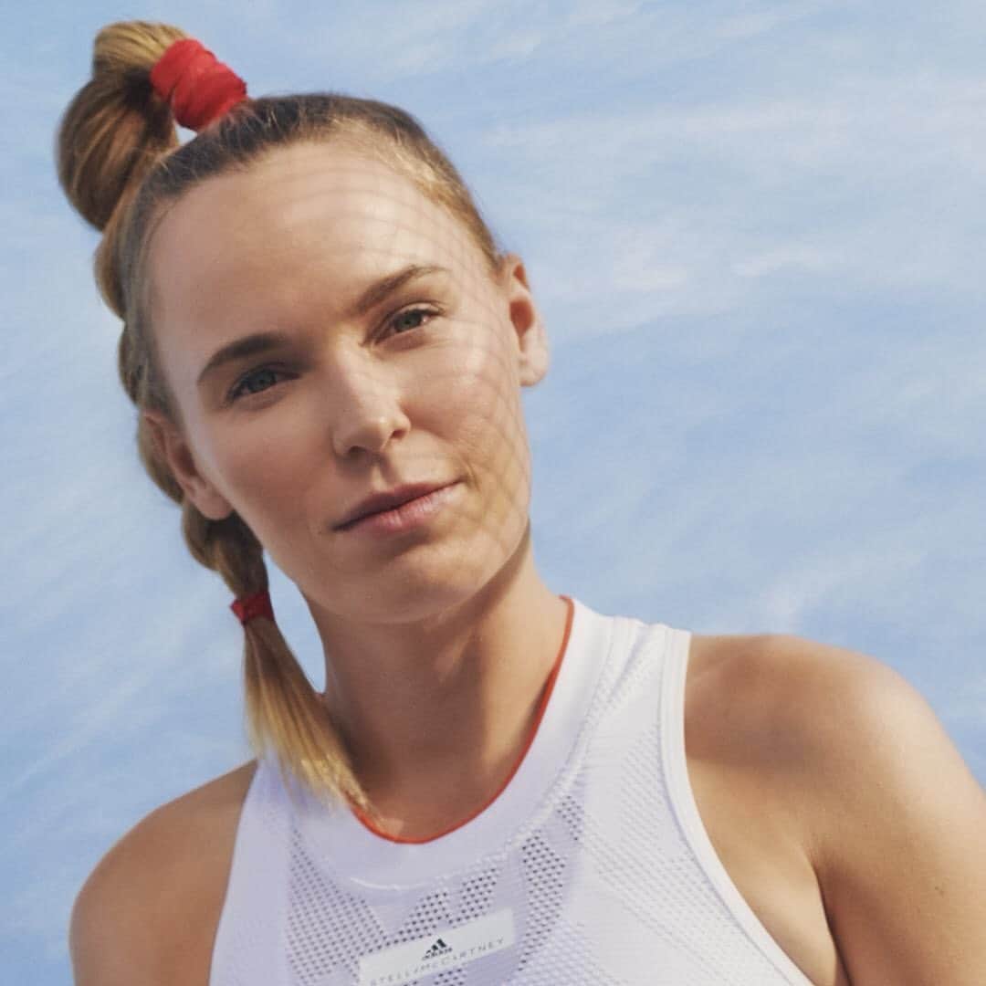CarolineWozniackiさんのインスタグラム写真 - (CarolineWozniackiInstagram)「Focused and ready 🎾. Proud to be hitting the Wimbledon courts in the new @adidas by @stellamccartney Court Dress, made with technology that saves at least 30 litres of water waste per piece. The collection is available from 1st July! Click link in bio to explore more #HeretoCreate #aSMC #adidasTennis」6月25日 6時44分 - carowozniacki