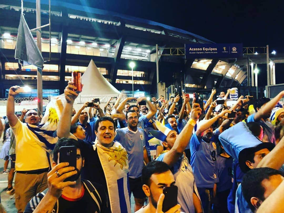 セバスティアン・コアテスさんのインスタグラム写真 - (セバスティアン・コアテスInstagram)「Así nos esperó la hinchada de Uruguay en el Maracana! Vamos con todo hoy! #nosponemoslacamiseta @trescrucesuy」6月25日 6時46分 - sebastiancoates16