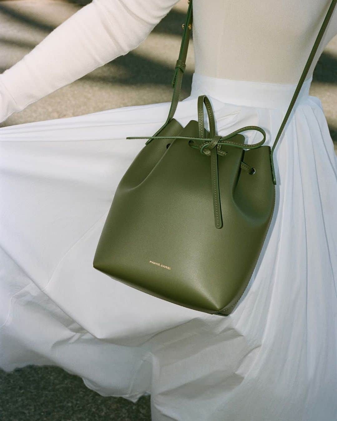 マンサー ガブリエルさんのインスタグラム写真 - (マンサー ガブリエルInstagram)「Our MG Bucket Bag available in Leaf Calf Leather 🍃 #mansurgavriel」6月25日 6時55分 - mansurgavriel