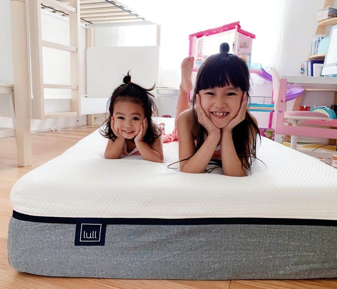 Zooey Miyoshiさんのインスタグラム写真 - (Zooey MiyoshiInstagram)「The Miyoshi sisters are moving in together so we got them @lullbed mattresses for their new @babyletto bunk bed! Watching this mattress expand was so fun! If you’re interested to try this Lull Mattress, you can get $150 off with Lull’s Independence Day Sale at lull.com/zooey #ad #getyourlullon」6月25日 6時50分 - zooeyinthecity
