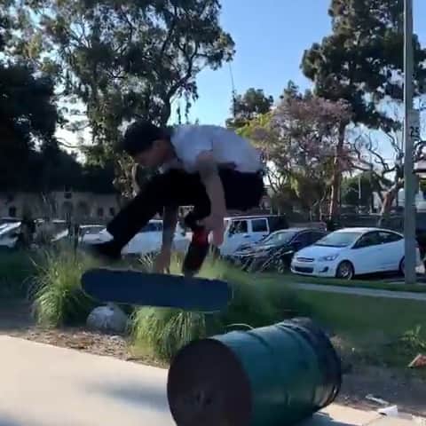 オルタモントのインスタグラム：「@dakotaservold gone skateboarding 🍒 // 📹: @bryanbetz // #CFADC」