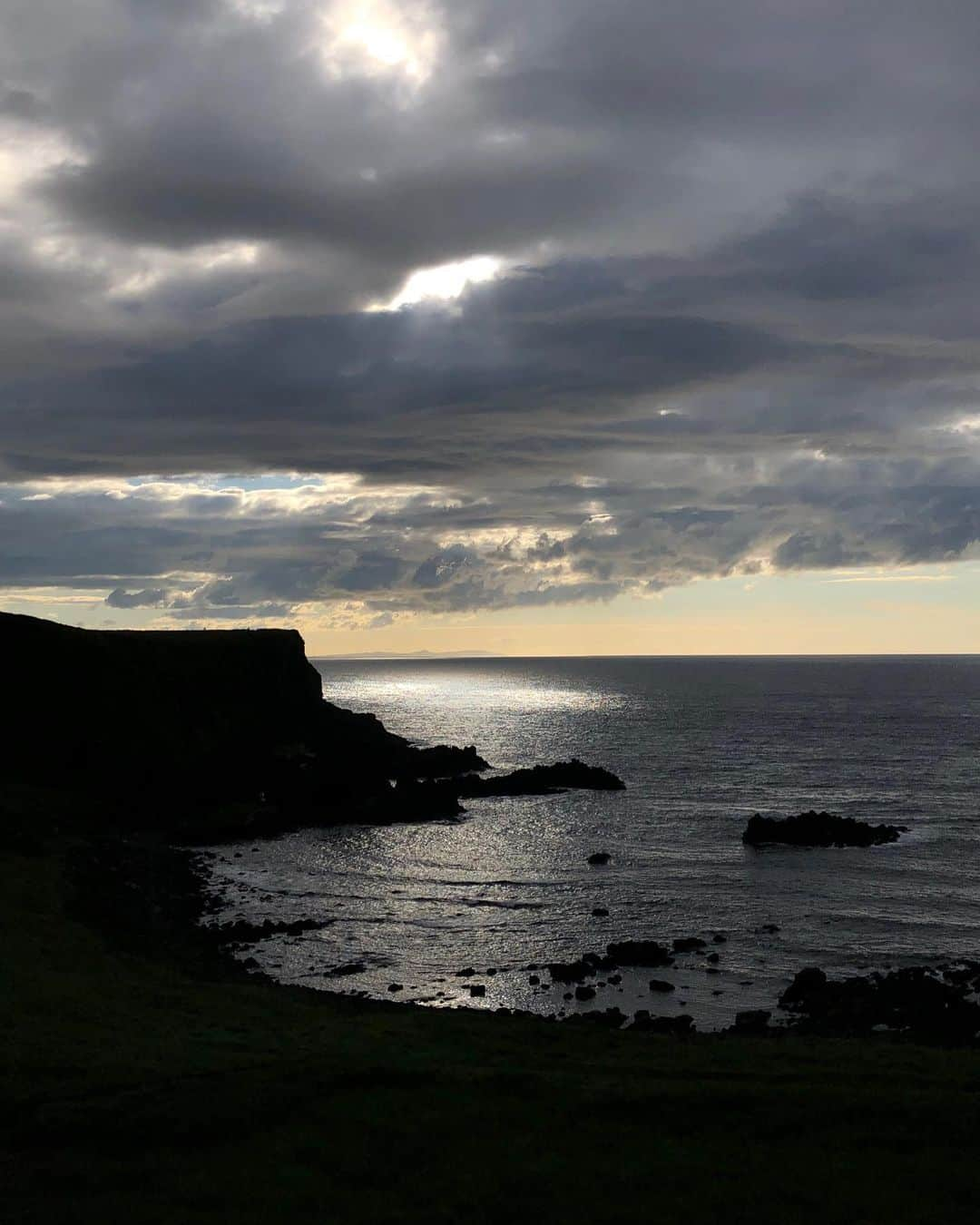 ケン・ブロックさんのインスタグラム写真 - (ケン・ブロックInstagram)「I didn’t get too much time to tour the Irish countryside (besides the rally), but from what I did do with my wife/kids, I really enjoyed! It was truly beautiful. Hopefully I’ll be back someday soon to see more! #rallytourist #GiantsCauseway #Ireland」6月25日 7時05分 - kblock43