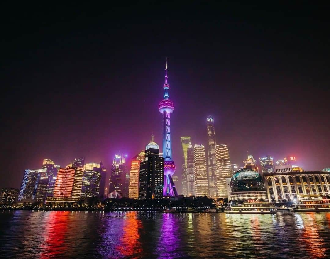 リッツ・カールトンさんのインスタグラム写真 - (リッツ・カールトンInstagram)「Embrace the vibrant energy of the city, as you celebrate an evening of endless possibilities.⁣﻿ ⁣﻿ #Shanghai #Pudong #celebrators #China #PearlTower #Huangpu #HuangpuRiver #TravelAsia #cityview #nightlights #nightview #citylights #cityscape #skyline #vibrant #adventure #travel #travelgram #Instatravel #traveldiaries」6月25日 7時00分 - ritzcarlton