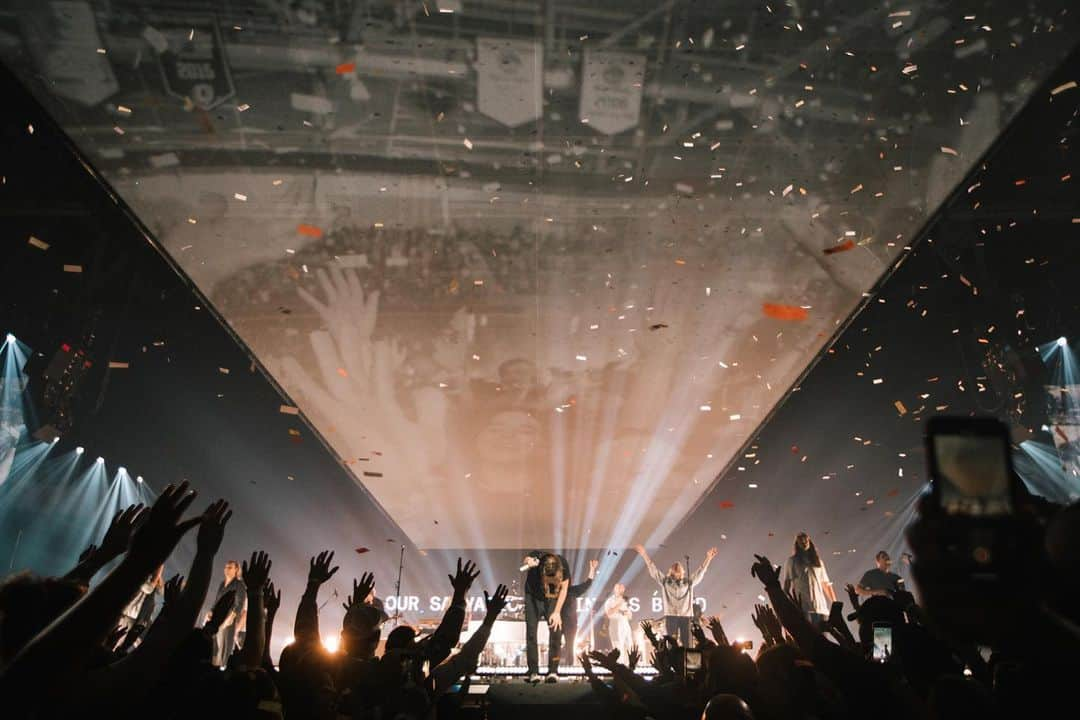 ジョエル・ヒューストンさんのインスタグラム写真 - (ジョエル・ヒューストンInstagram)「The last few nights have been...... ....... so thank you to all the people who showed up in Minneapolis, Omaha, Denver... fired up to keep it rollin in CHI-TOWN tonight... 📸 @marycarolinerussell」6月25日 7時05分 - joelhouston