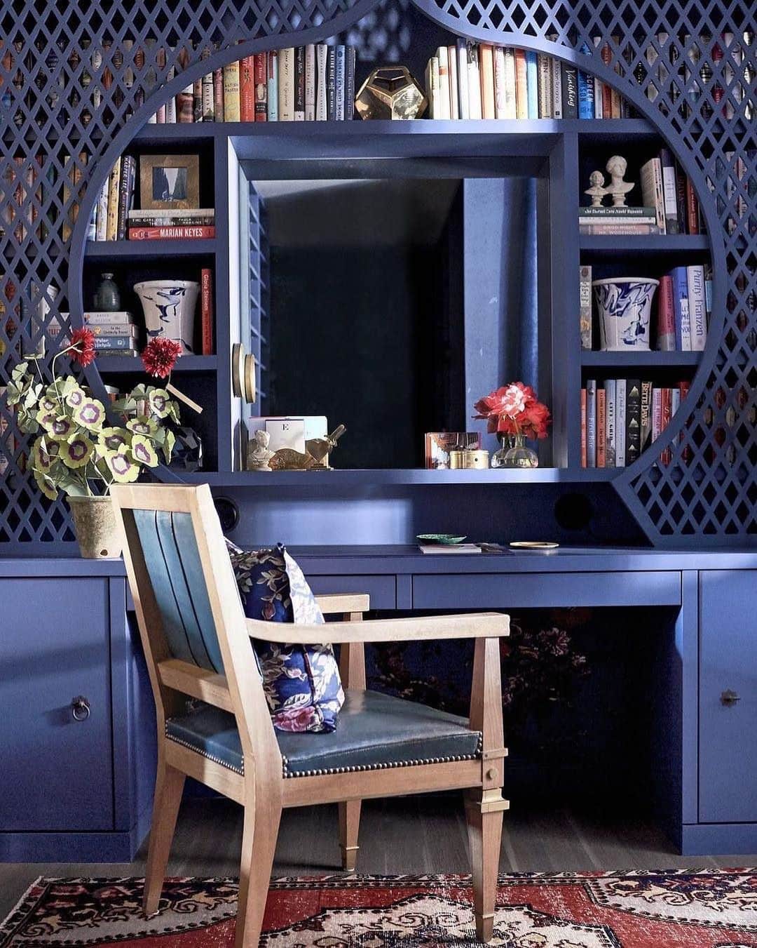 ELLE DECORさんのインスタグラム写真 - (ELLE DECORInstagram)「A master suite’s dressing room by @nturnerdesign is outfitted with a custom desk and screen painted in Farrow & Ball’s Stiffkey Blue. The Art Deco chair is French, and the rug is Malayer. 📷: @vangsterama, from the ED archive.」6月25日 7時06分 - elledecor