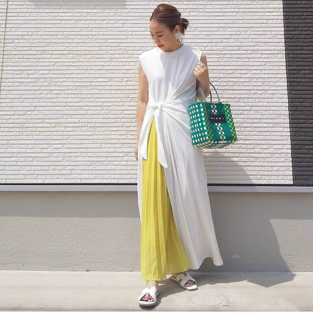 keicoさんのインスタグラム写真 - (keicoInstagram)「ＯＨＹ👴✨ ________________________________ @cle__closet さんのかわいいトップス😍 やっぱりスリットかわいいな♥️ skirt／@pichi__official  shoes／#titivate bag／#marni ________________________________ #プチプラコーデ#locari #プチプラファッション#アラフォーコーデ #大人カジュアル#着回しコーデ #今日のコーデ #カジュアル#ママコーデ#コーデ #カジュアルコーデ#153cmコーデ#大人ファッション#guコーデ#今日の服#おちびコーデ#mamagirl#オトナカジュアル#夏コーデ#プチプラ #マキシスカート #marnibag#大ぶりピアス#プリーツスカート#pichiコーデ#楽天市場」6月25日 7時07分 - loverara.loverara