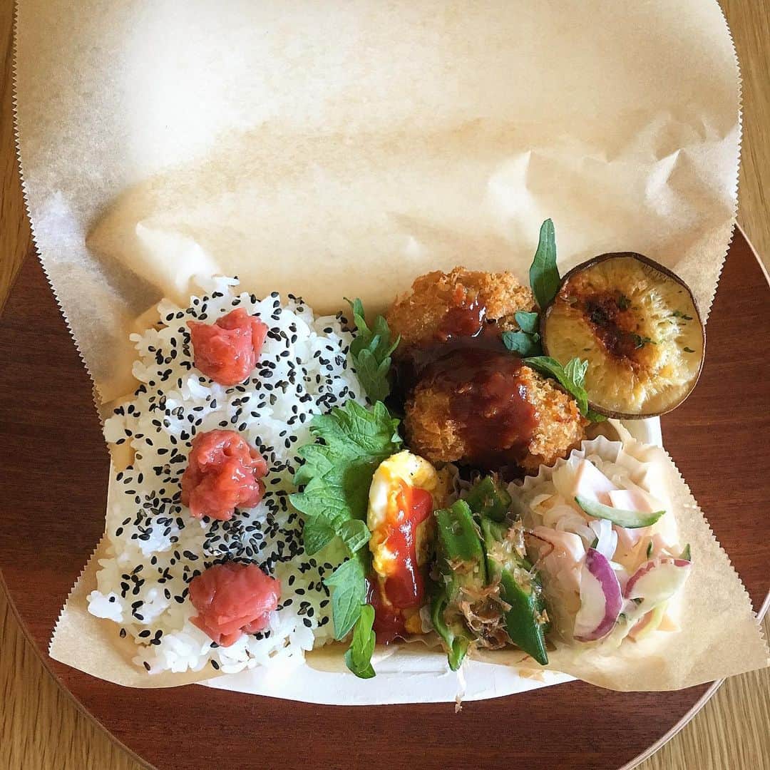 ecruのインスタグラム：「2019/06/25 (tue) ふぅ〜💨 お弁当、なんとか間に合いました！ 梅雨前の貴重な晴れ、貴重なお休み、そして空気も綺麗なので、今日も片付けを頑張ってダンボールを減らします💪💪💪 ・ ごま塩南高梅ご飯 ぼっかけコロッケ 椎茸のマヨチーズ焼き 春雨サラダ オクラのおかかポン酢和え オムレツ ・ #gonben #お弁当 #obento #bento #lunch #lunchbox #food #foodpic #foodphoto #ごん弁当 #instafood #instagood #yummy #love #japan #japanesefood #大学生弁当 #thankyou #onthetable #日々 #暮らし #お弁当記録 #ランチボックス  #使い捨て弁当箱」