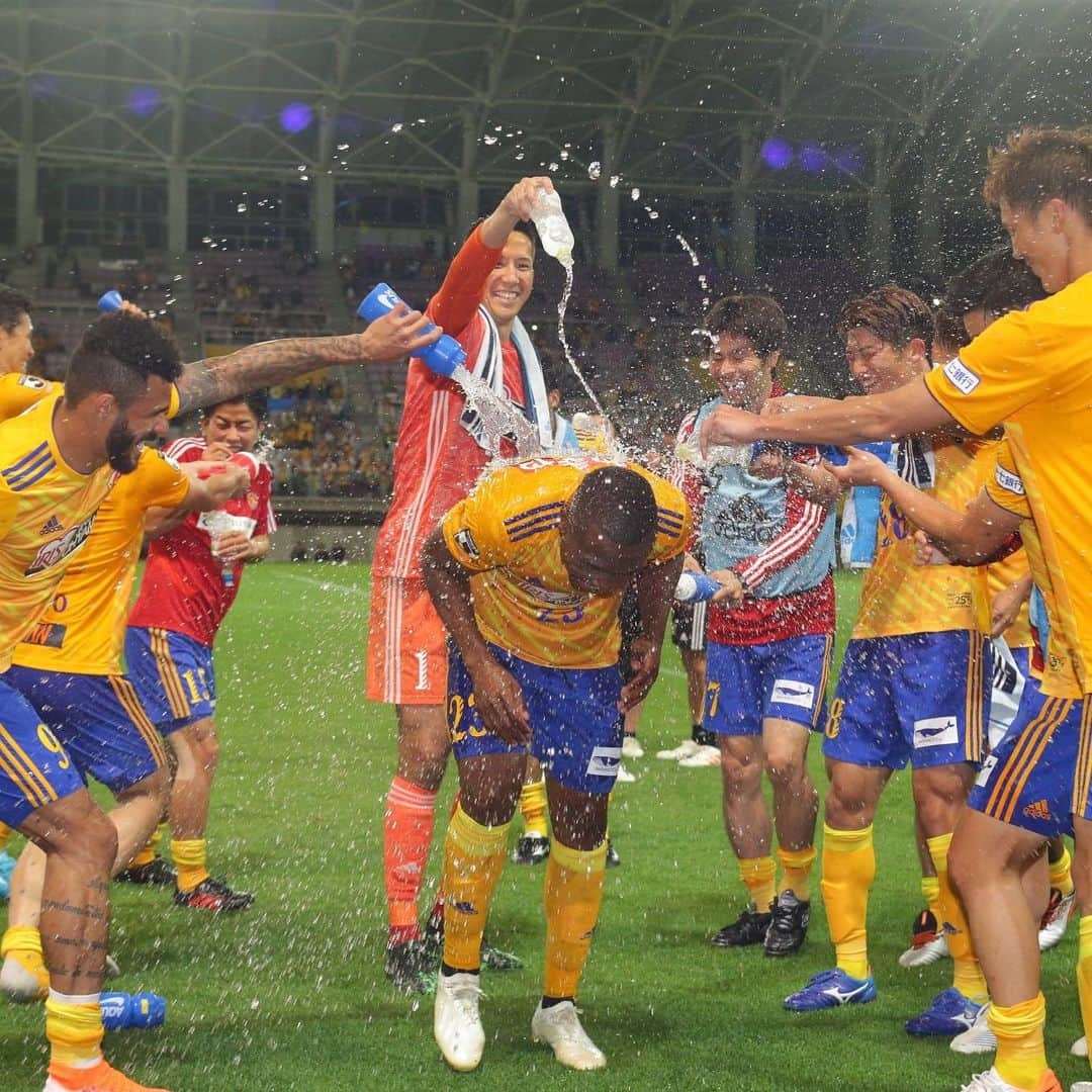 サッカーキングさんのインスタグラム写真 - (サッカーキングInstagram)「. Water Celebration🍾💦 Happy Birthday🎉 （2019.06.23） . 📷Photo by J.LEAGUE/Jリーグ . #ベガルタ仙台 #Vegalta #シマオマテ #SimaoMate #明治安田生命J1リーグ #Jリーグ #コトシハJガハンパナイ #JLeague #J撮り #J1 #football #サッカーキング #⚽️ #サッカー」6月24日 22時13分 - soccerkingjp