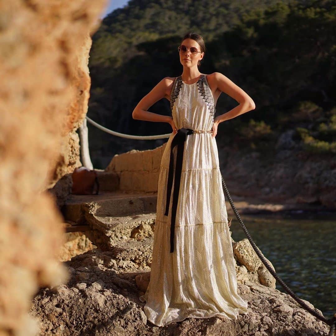 アマンダ ウェイクリーさんのインスタグラム写真 - (アマンダ ウェイクリーInstagram)「A tiered volume skirt gives this ecru and gold dress a laid back silhouette.」6月24日 22時14分 - amandawakeley