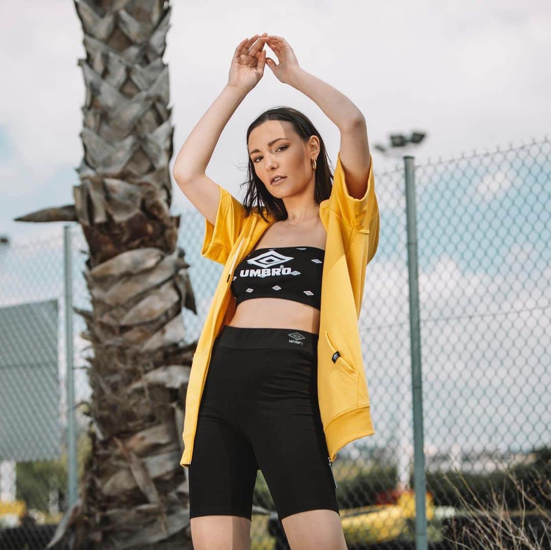 UMBROさんのインスタグラム写真 - (UMBROInstagram)「Summer-styling 🇬🇷. Mix and match casual leggings with a branded bra top. Click on our stories for the link 🙌. . . . . #umbro #umbrogreece #ss19 #newcollection #summer #streetstyle #streetwear #umbrostyle #womansstreetstyle #lifestyle #athleisure #umbro #retro」6月24日 22時16分 - umbro