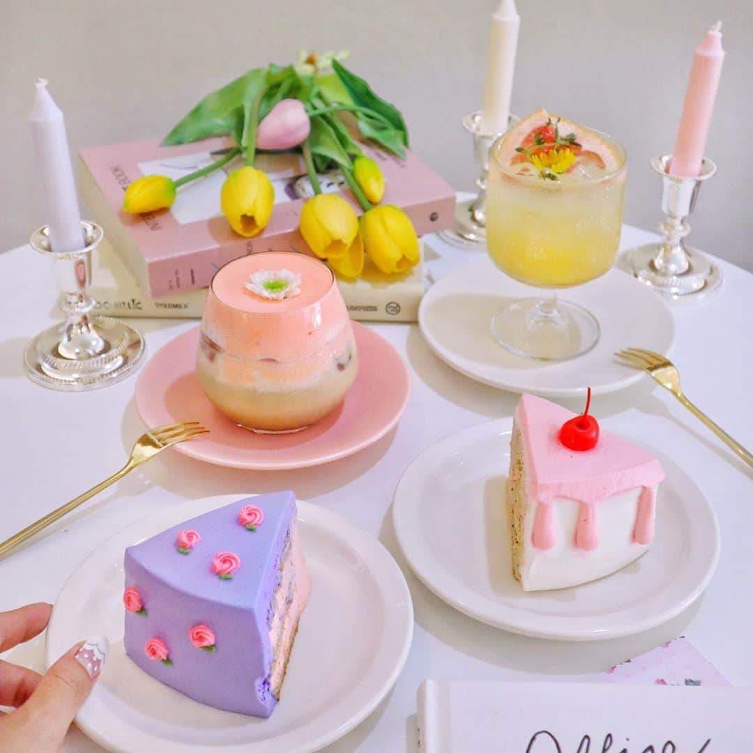 小沼瑞季さんのインスタグラム写真 - (小沼瑞季Instagram)「🍰🍓🍰🌹﻿﻿ ﻿﻿ カラフルなケーキが可愛いカフェ☕️💕﻿﻿ 『lalalike』♬♩♬♩﻿﻿ ﻿﻿ お店は真っ白でナチュラルテイストな﻿﻿ 落ち着く空間でした🌳🕊✨﻿﻿ ﻿﻿ ケーキは色がすごいから﻿﻿ 味がちょっと不安だったけど﻿﻿ 普通に美味しかったです😳💗﻿﻿ （ちなみに紫はピンクグレープフルーツ😳﻿ ピンクは胡麻😳）﻿ ﻿﻿ そしてこのメルティーなかんじ﻿﻿ わたしのコラボケーキ思い出した😆笑﻿﻿ またコラボしたいなぁ〜💭🌈✨﻿﻿ ﻿﻿ 場所はこの前載せたハンバーガー屋さんの近くで﻿﻿ お店のすぐ隣にある階段を下がっていくと﻿﻿ 近道で歩いていけますよ🚶‍♀️💨﻿﻿ ﻿﻿ ﻿﻿ 【lalalike】라라라이크 ﻿﻿ 住所🌼서울 용산구 후암로28길 38, 1층﻿﻿ 火〜土 12:00 - 20:00 ﻿﻿ 日・月 定休﻿﻿ ﻿﻿ ﻿﻿ #라라라이크#케이크#카페돌아#카페#서울카페#후암동#후암동카페#이태원#이태원카페#韓国旅行#ソウルカフェ#ソウル旅行#厚岩洞カフェ#梨泰院#梨泰院カフェ#韓国カフェ#韓国カフェ巡り#カフェ巡り#ケーキ#フォトジェニック#みいきのカフェめぐり☕️🍰 #みいきとらべる✈️」6月24日 22時16分 - mizukikonuma