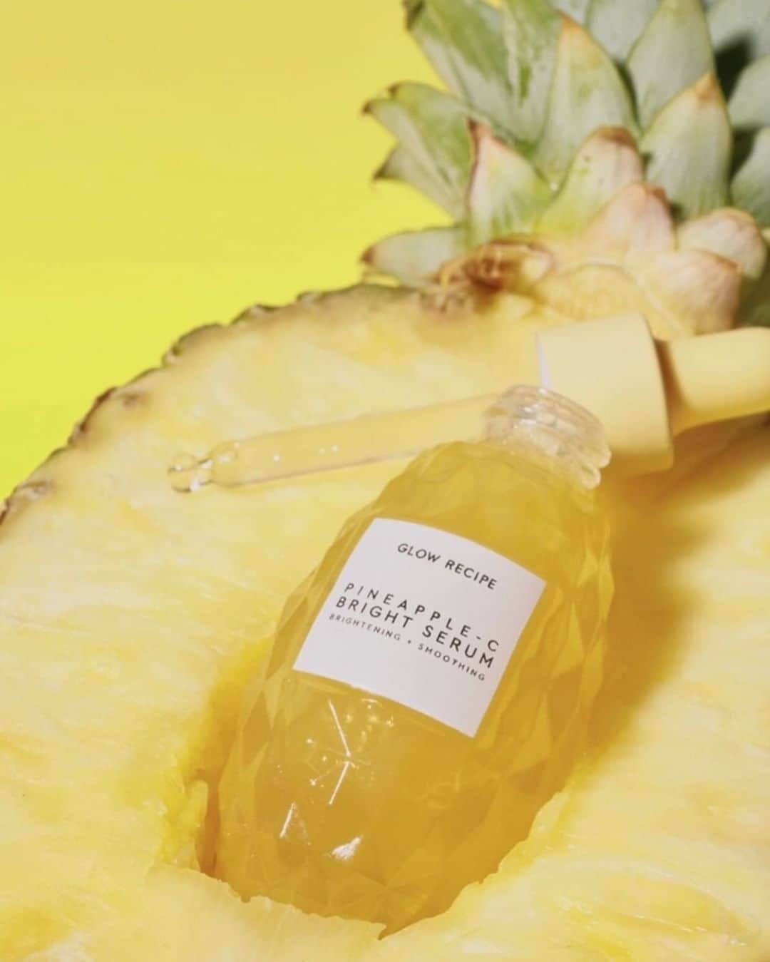 セフォラさんのインスタグラム写真 - (セフォラInstagram)「#Regram @glowrecipe . . . Want glass skin? Here are just some of the ways our Pineapple-C Bright Serum can help: 🍍 An optimized blend of potent vitamin C (pure pineapple juice, L-ascorbic acid, and 3-O-ethyl ascorbic acid) work to brighten skin 🍍 Bromelain enzymes (naturally found in pineapple) gently exfoliate skin to leave it perfectly smooth 🍍 Hyaluronic acid and vitamin E hydrate to leave skin bouncy and supple  Available at Sephora」6月24日 22時16分 - sephora