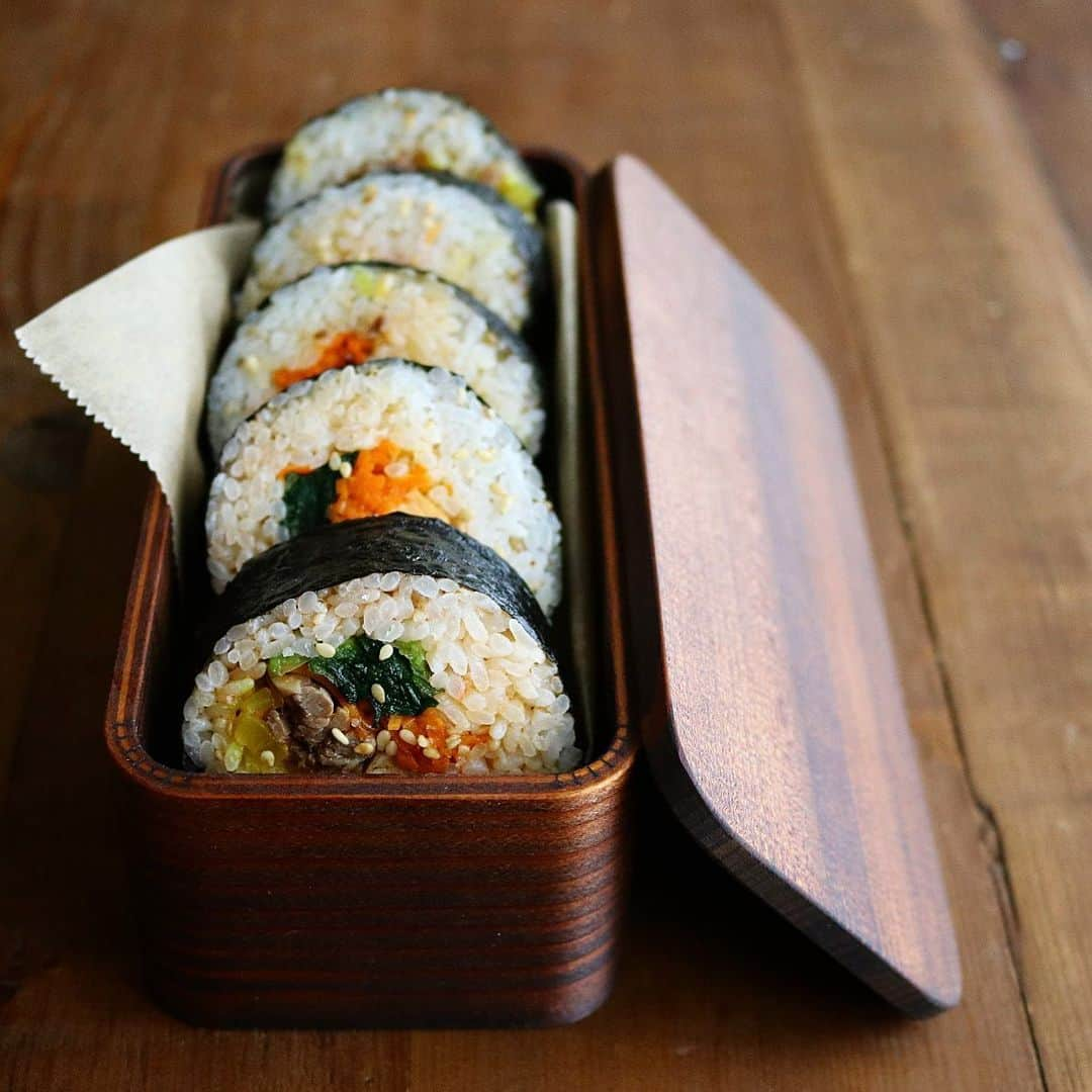 まいちくさんのインスタグラム写真 - (まいちくInstagram)「2019.6.24☔︎ ． ． 今日の自分弁当🍱は太巻きキンパ ． ． 昨夜、3合分のお米でたくさん作った太っちょキンパ5切れ分。 ． 久しぶりに作りましたがめっちゃウマでしたー♡😋 自画自賛😂🔨 ． ． 久しぶりの米で罪悪感の塊と化したけれど午後は嫁業張り切ってきたからきっとカロリーゼロ👍🤣 ． ． ． ． お気付きかと思いますが今日のお弁当箱はおろし立て♪ ． @craftstore.jp さんから届いたうるしのお弁当箱です。 うるしのお弁当箱、初めて使ってみましたが油汚れや色移りの心配もなく、気を張らずに使えるんですって！ ． お手入れは普通のお弁当箱と同様、中性洗剤で洗ってOK🙆‍♀️ お手入れ楽々で初めての方でも気軽に使えます！ サイズは小さいのも大きいのもあって用途に合わせてお好みのものがきっと見つかりますよ！🔍 ． ． ． ． ． 📣ここからはお得なPR!📣 ． ． CRAFT STOREでは現在、 『選べる、にほんのいい器が当たる！キャンペーン』開催中！ ． 抽選で10名の方に「日本のいいもの」が当たります🎁 編集部でセレクトした6アイテムの中から好きな器を選ぶことができるそうですよ！奥さん！ ． 外れても、CRAFT STOREで使える【500円OFFクーポン】を応募者全員にプレゼント。 ． 応募はCRAFT STORE公式LINE@を友達追加して、メッセージでご希望の商品を送るだけです！ ． ． ストーリーにURLを貼りますので是非応募してみてねー！٩(ˊᗜˋ*)و ． ． 良いご縁がありますように✨ ． ． ． #おべんとう#自分弁当#キンパ #わっぱ弁当#まいちく弁  #2019まいちく弁 #お昼が楽しみになるお弁当 #obento#foodstagram#instafood #delistagrammer#kurashiru#locari #フーディーテーブル#おうちごはん #igersjp#ellegourmet #ouchigohanlover #マカロニメイト#ご飯でエールを #yummy#yum#foodporn #homecooking #japanesefood#foodlovers#foodie」6月24日 22時29分 - maichiku3