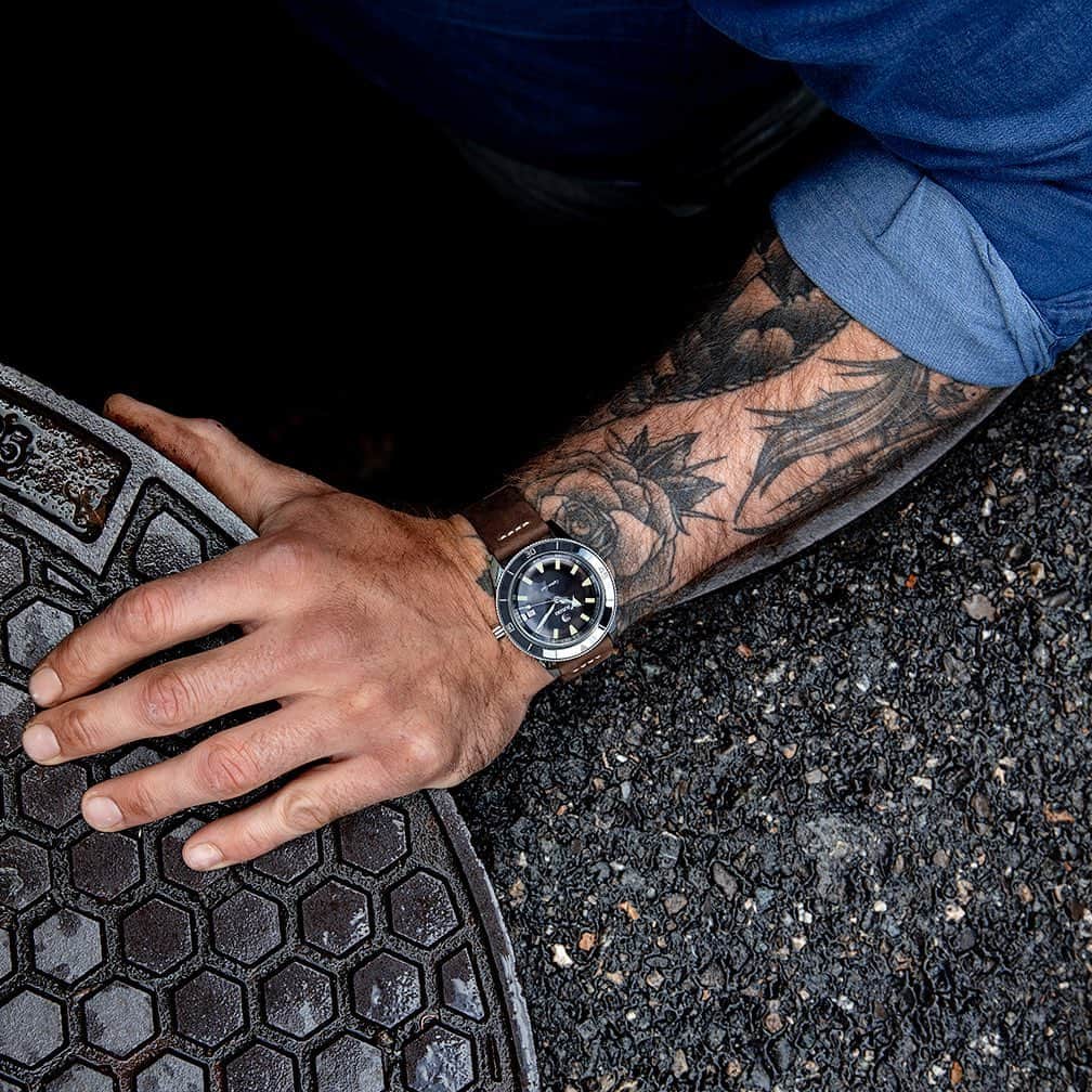 のインスタグラム：「Ageless vintage style designed to look good for life. This is Captain Cook. Learn more at the link in the bio. #MasterOfMaterials #CaptainCook #AutomaticWatch #Explorer」