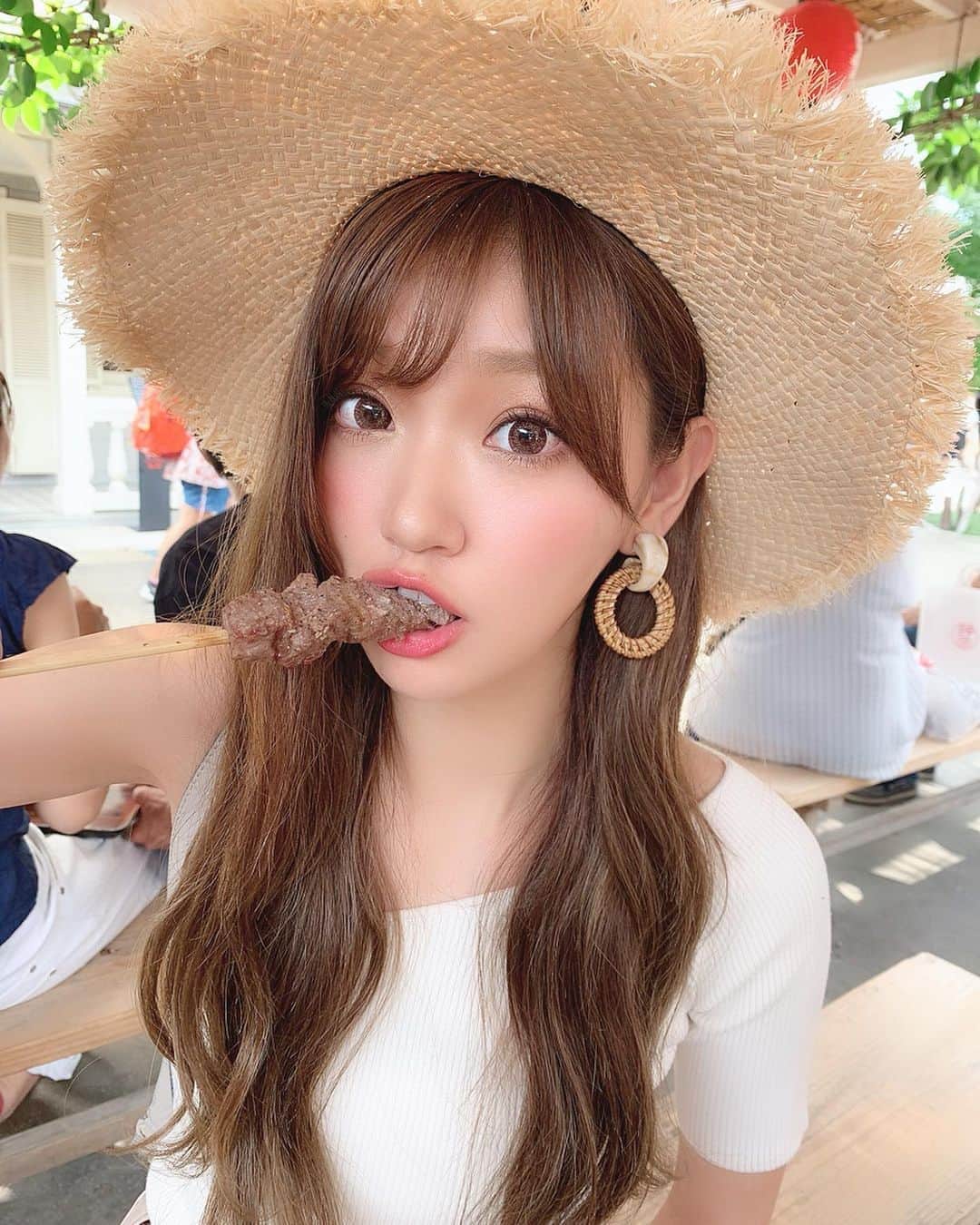 いっちゃん/嶋津 いつみのインスタグラム：「. . 家族旅行で伊勢に来てます✈️✨ . . . . もちろん運転手はワタクシ🙋🏼‍♀️🚗💨💨💨 . . . 今日はおかげ横丁で食べ歩きして たらふく美味しい物食べてきた❤️ . . . . . 鳥羽に泊まってて 明日の予定は未定なんやけど なんかオススメの場所や物あれば 教えてください😘👌🏻💓 . . . . . ちなみに今日だけで アワビ3つと 伊勢海老3匹たいらげたのはここだけの話🙄←ぇ。 . . . . . #関西  #関西サロモ  #サロンモデル #サロモ #いっちゃん  #フリーモデル #関西モデル  #あざといっちゃん #かわいっちゃん #ブライダルモデル #アレンジモデル #ヘアカラー  #ヘアアレンジ #撮影依頼受付中 . . . . . . . .  7月8月のお仕事依頼受付中です🧚🏻‍♀️💜」
